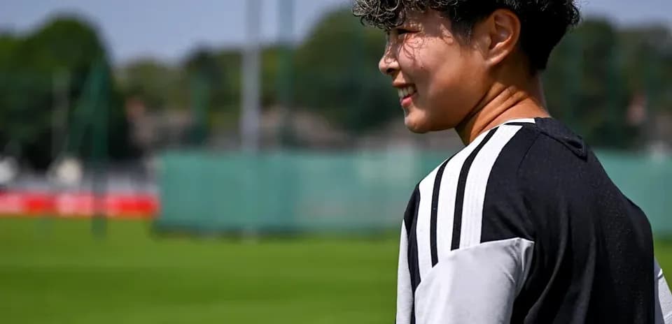 Jugador en el campo de entrenamiento sonriendo