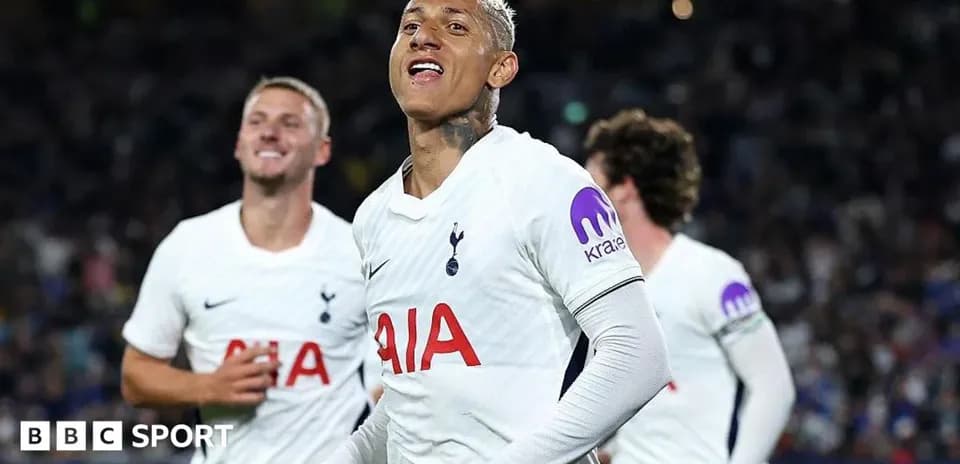 Jugadores de Tottenham celebrando un gol en el partido