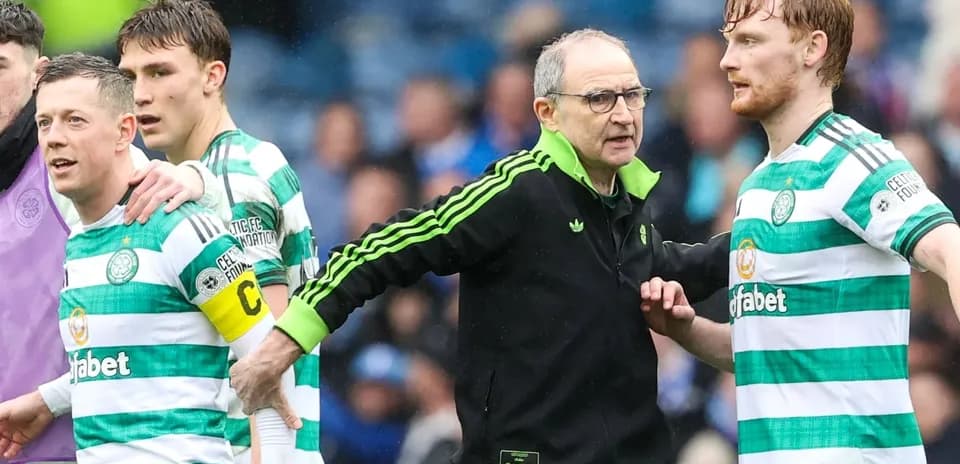 Jugadores de Celtic con su entrenador en el campo