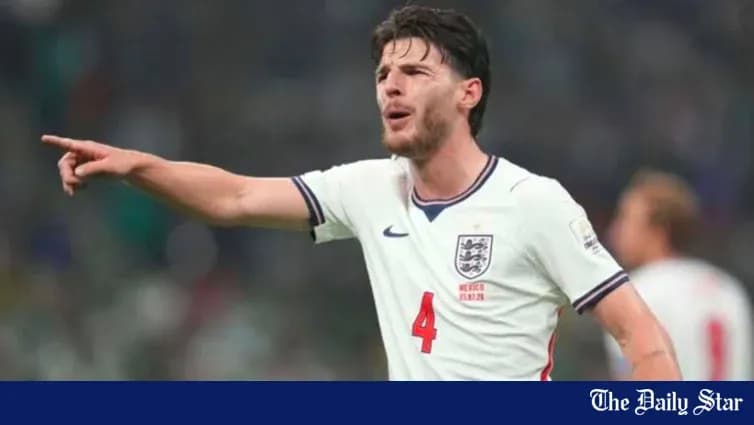 Jugador de Inglaterra señalando durante el partido