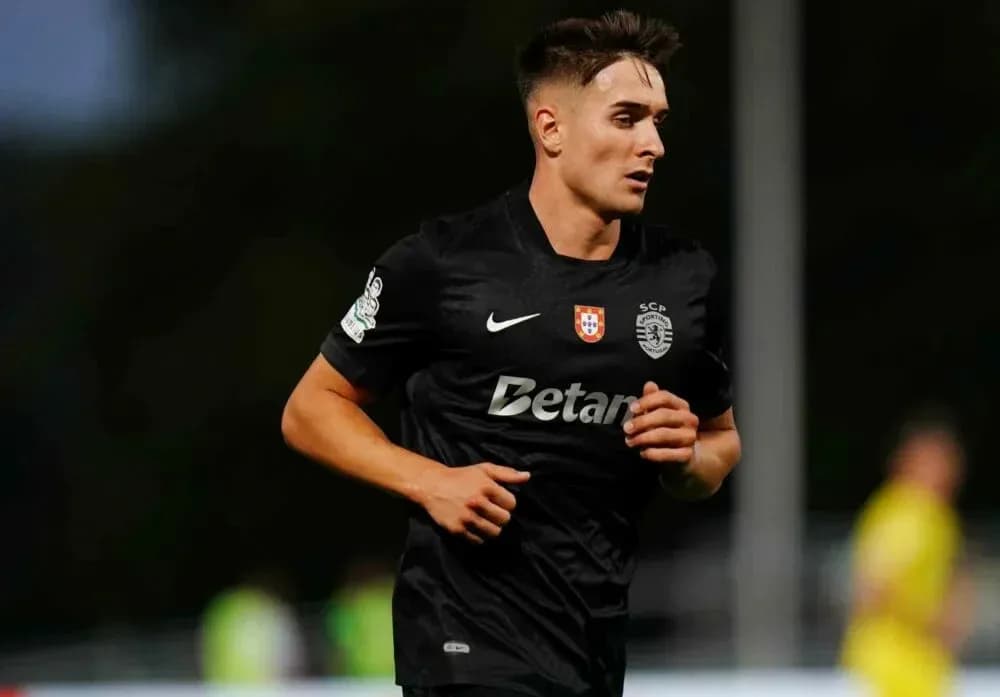 Jugador corriendo durante un partido de fútbol