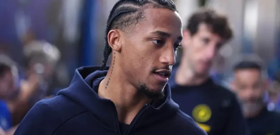 Jugador con trenzas caminando en grupo