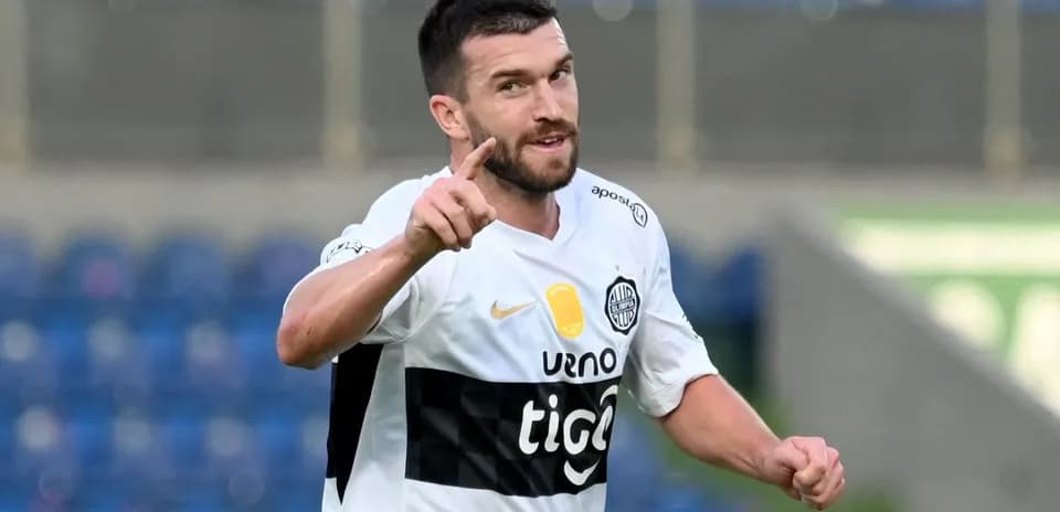 Jugador señalando hacia el público después de un gol
