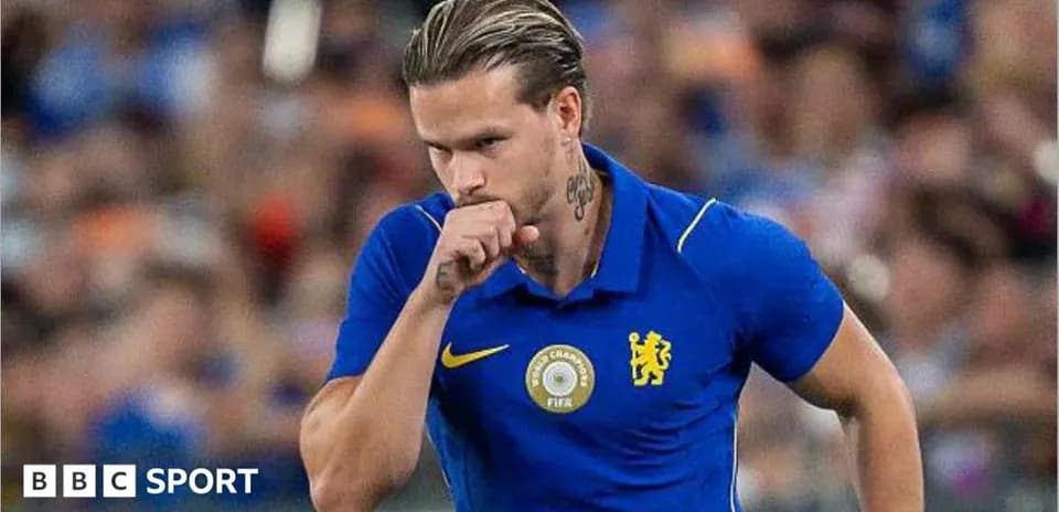 Jugador de Chelsea en camiseta azul durante partido