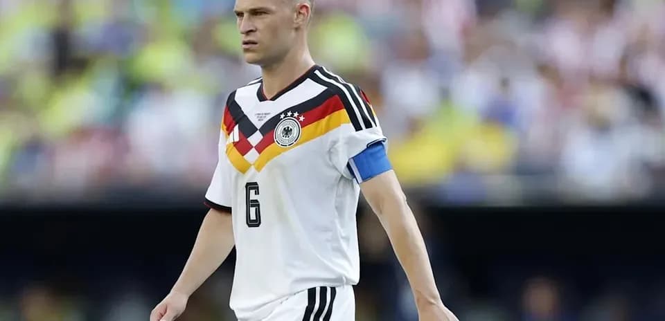 Jugador de Alemania caminando en el campo de fútbol