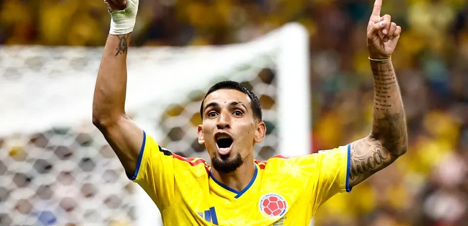 Jugador de Colombia celebrando un gol en el partido