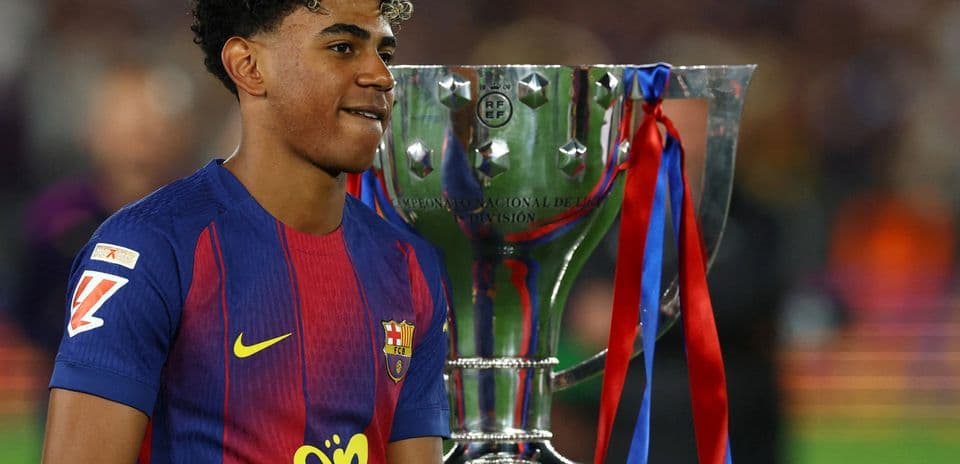 Jugador de Barcelona con trofeo tras el partido