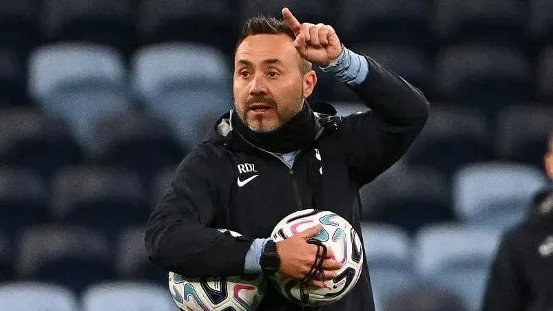 Entrenador dando instrucciones durante entrenamiento