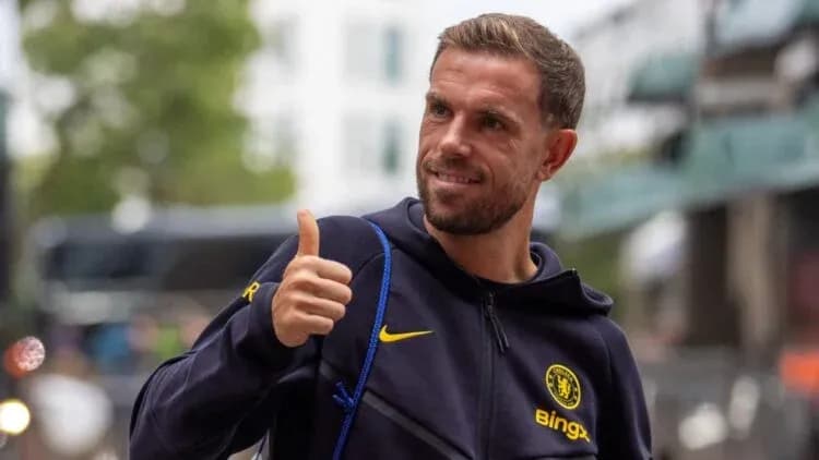 Jugador de Chelsea sonriendo y haciendo un gesto de pulgar arriba
