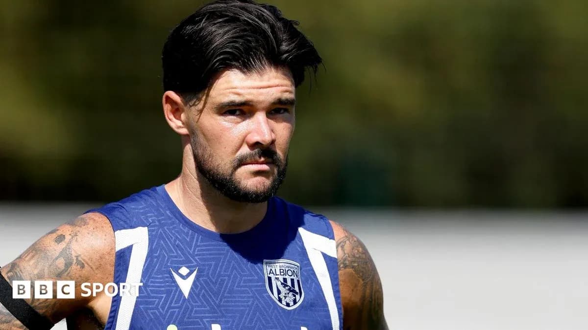 Jugador entrenando con camiseta de West Bromwich Albion