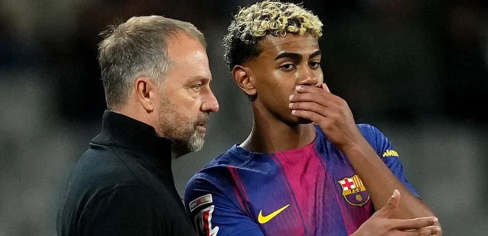 Entrenador hablando con jugador durante partido