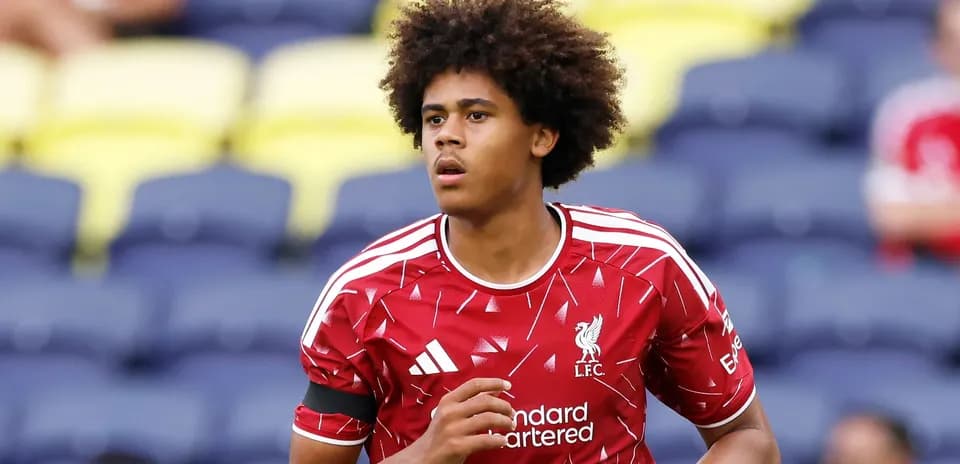 Jugador de Liverpool corriendo en el campo de entrenamiento