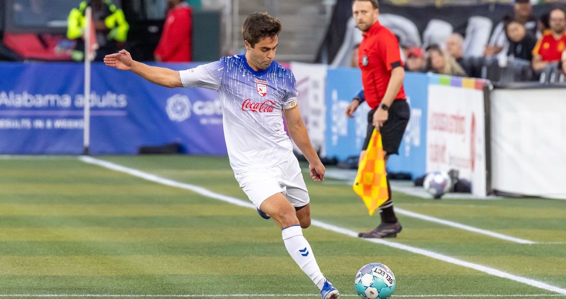 Jugador pateando el balón en un partido