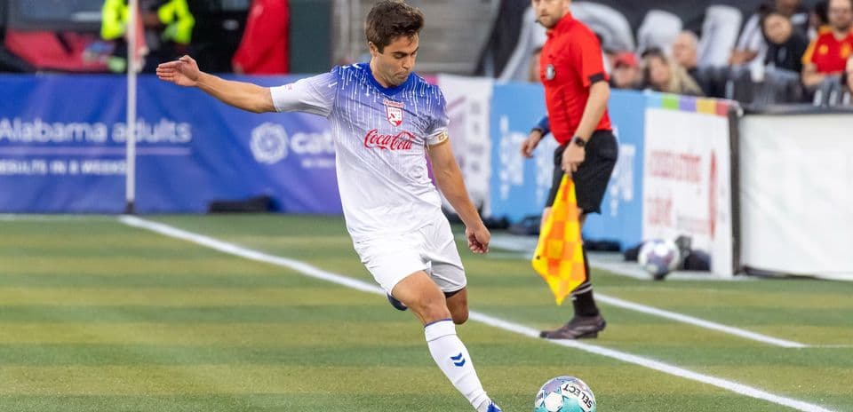 Jugador pateando el balón en un partido