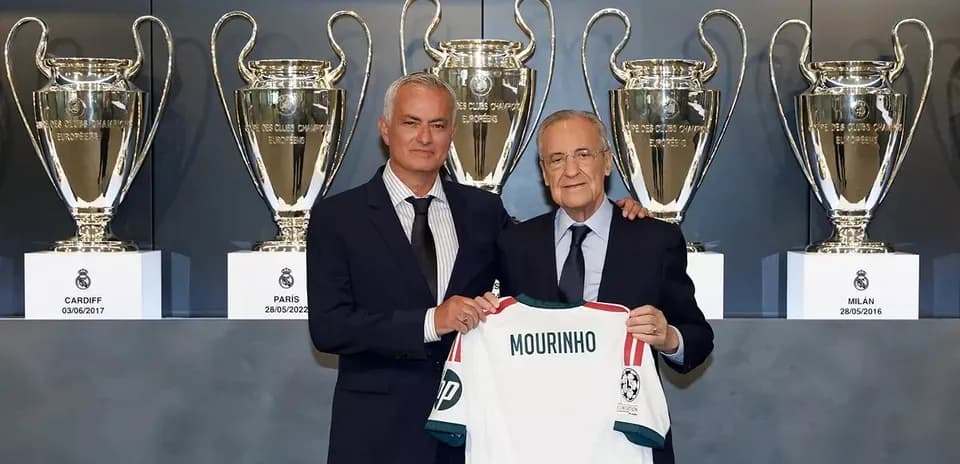 José Mourinho presenta camiseta en ceremonia con trofeos