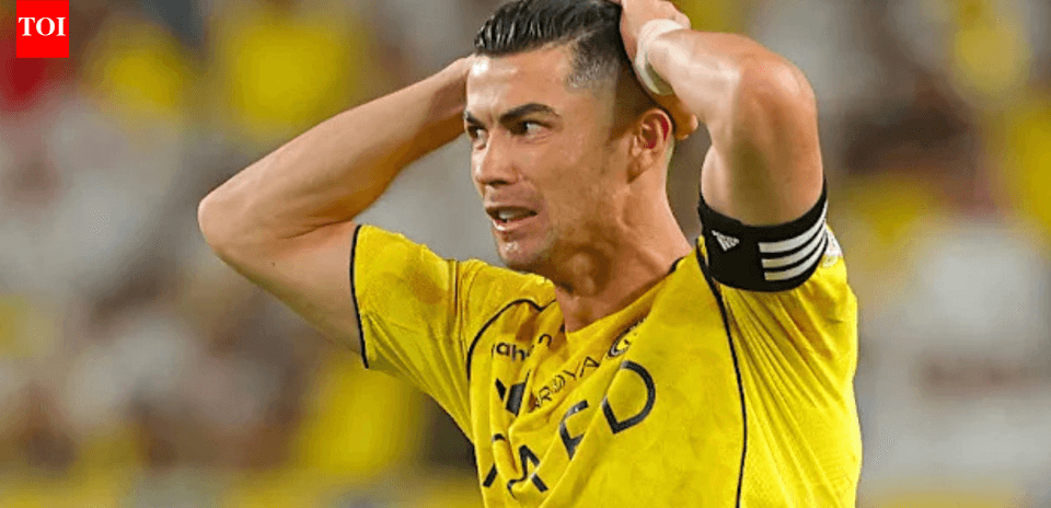 Jugador con camiseta amarilla mostrando frustración en el campo