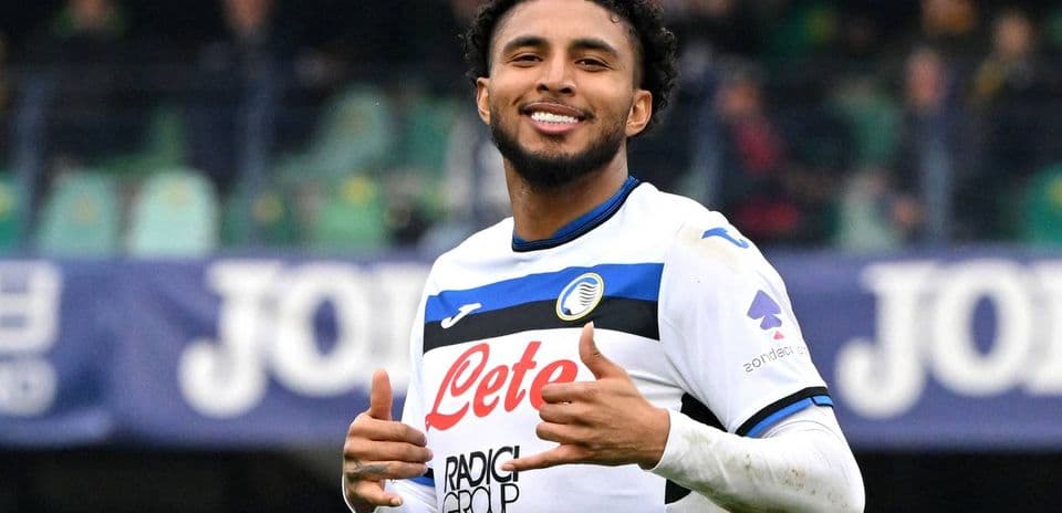 Jugador de Atalanta sonriendo y haciendo gestos en el campo
