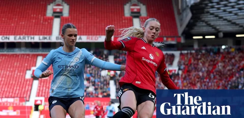 Jugadoras de Manchester City y Manchester United en acción