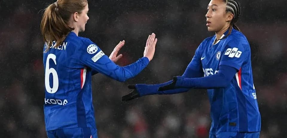 Jugadoras del Chelsea intercambiando saludos en el campo