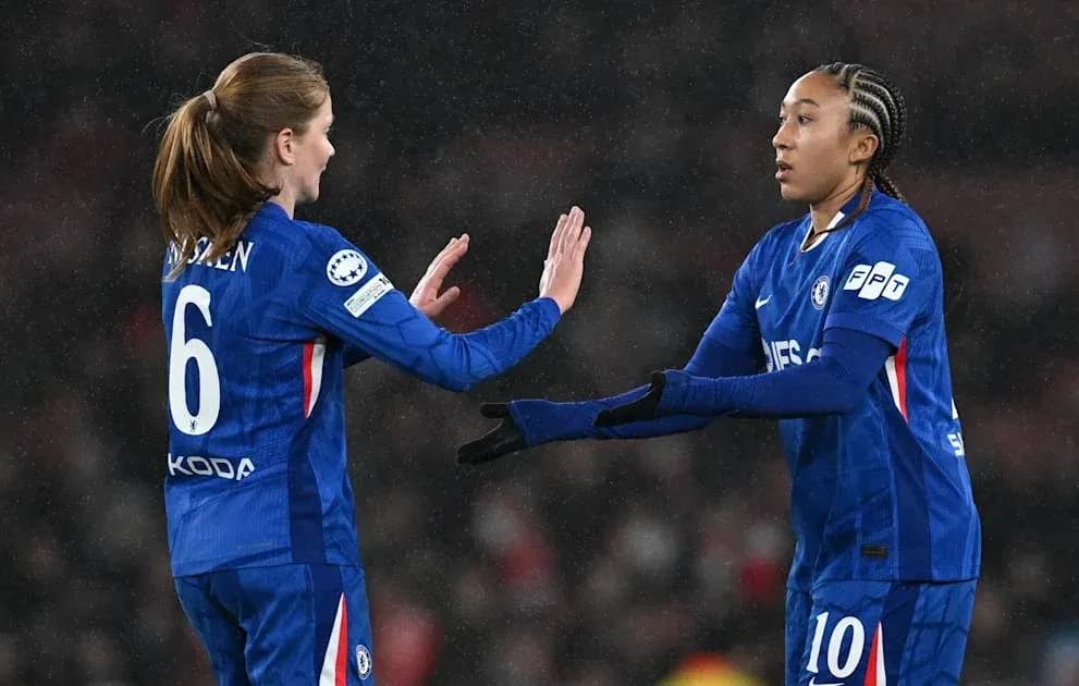 Jugadoras del Chelsea intercambiando saludos en el campo