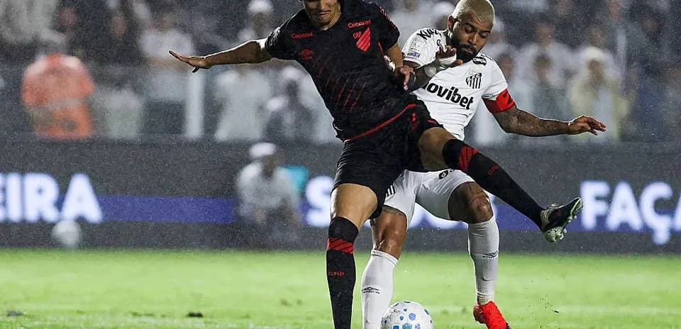 Jugador de Athletico Paranaense desafiando a rival de Santos