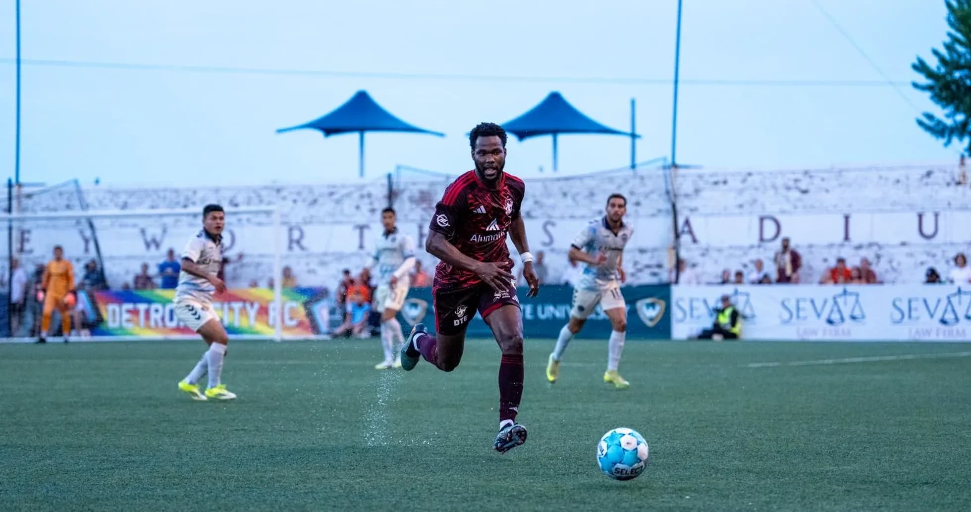 Jugador de Detroit City corre hacia el balón