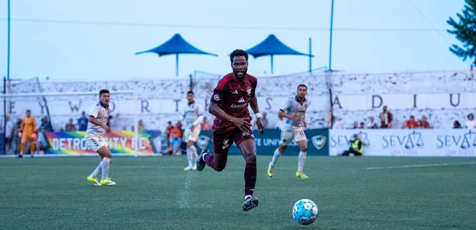 Jugador de Detroit City corre hacia el balón