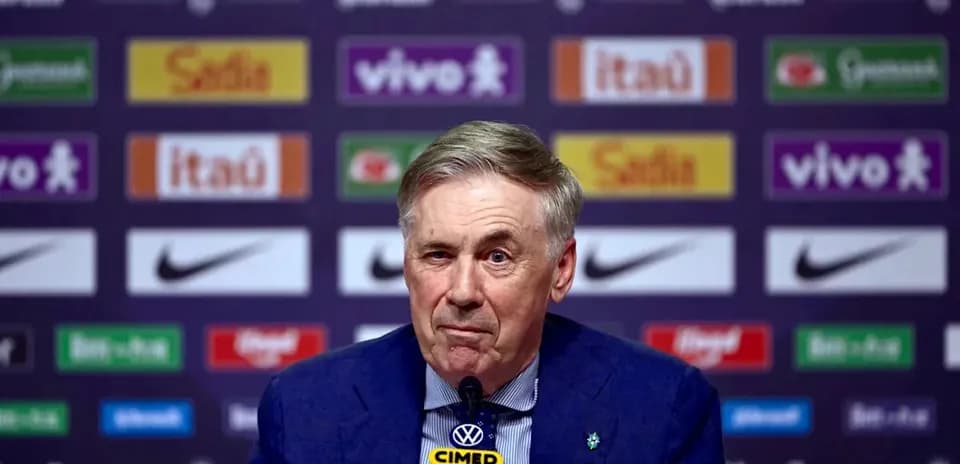 Entrenador en conferencia de prensa con fondo publicitario