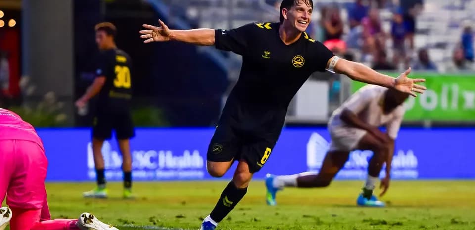 Jugador celebrando un gol en el partido