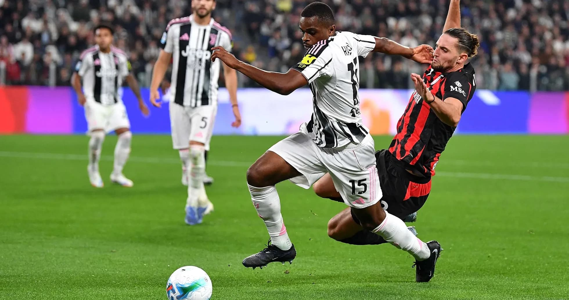 Jugador de Juventus en acción contra AC Milan