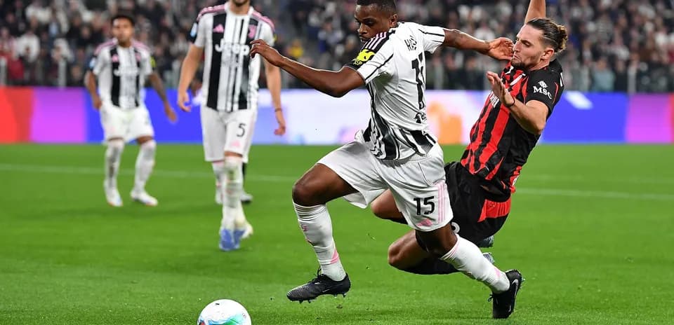 Jugador de Juventus en acción contra AC Milan