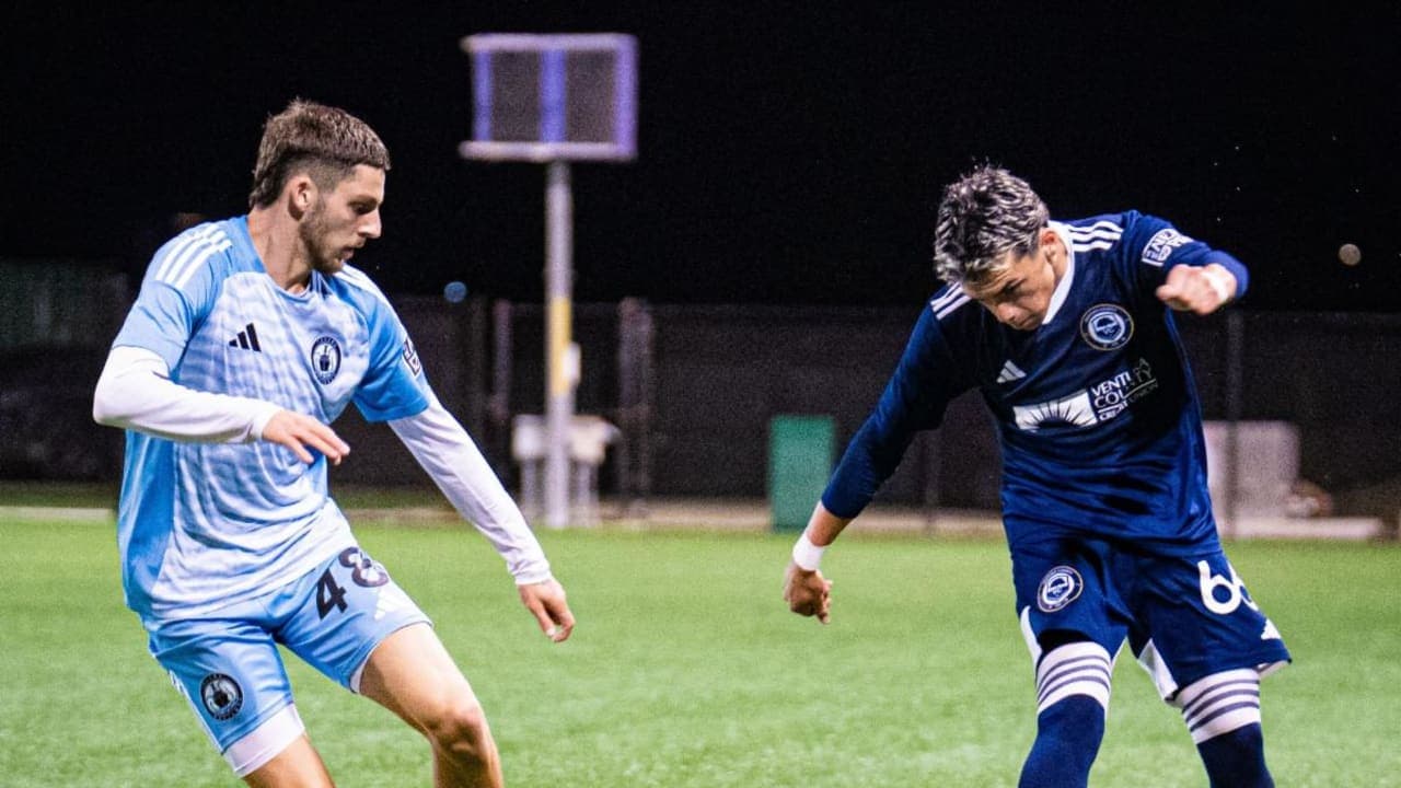 Dos jugadores compitiendo en el partido de fútbol