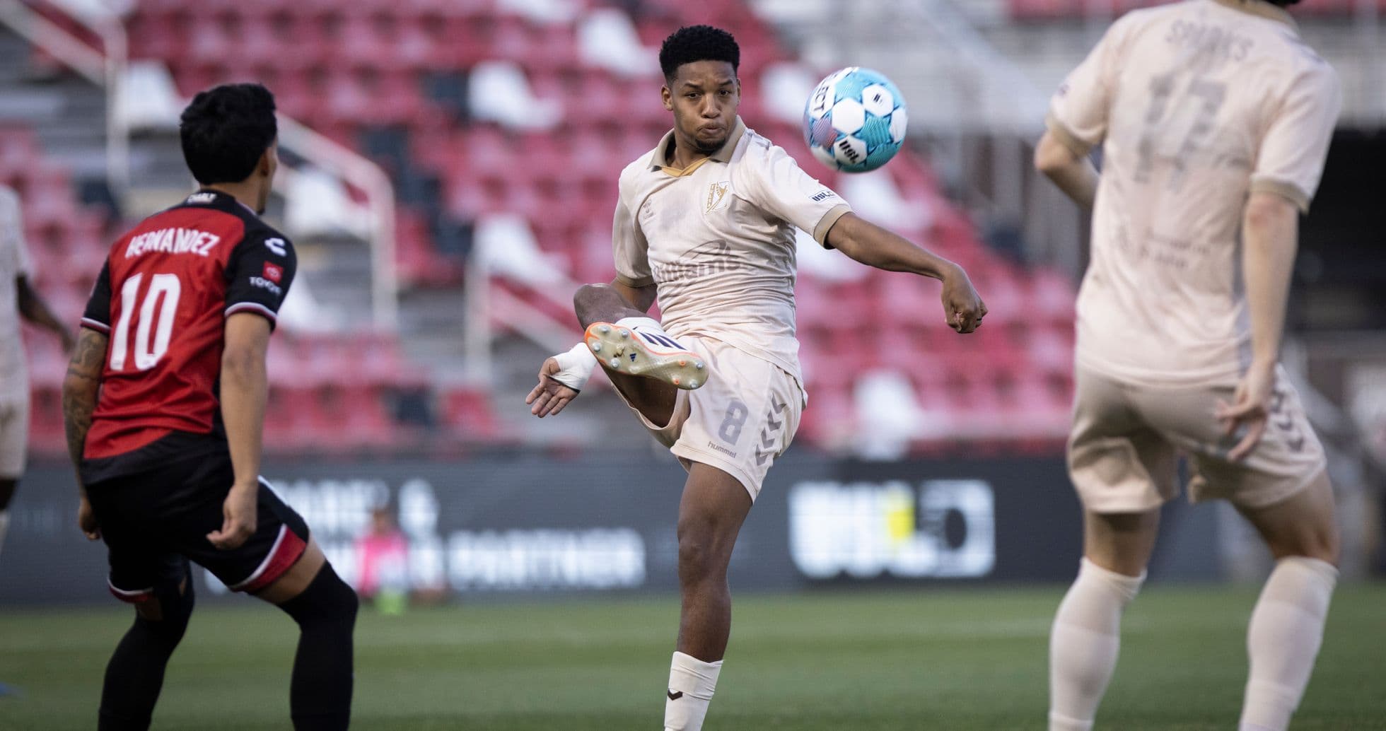 Jugador en acción durante el partido de fútbol