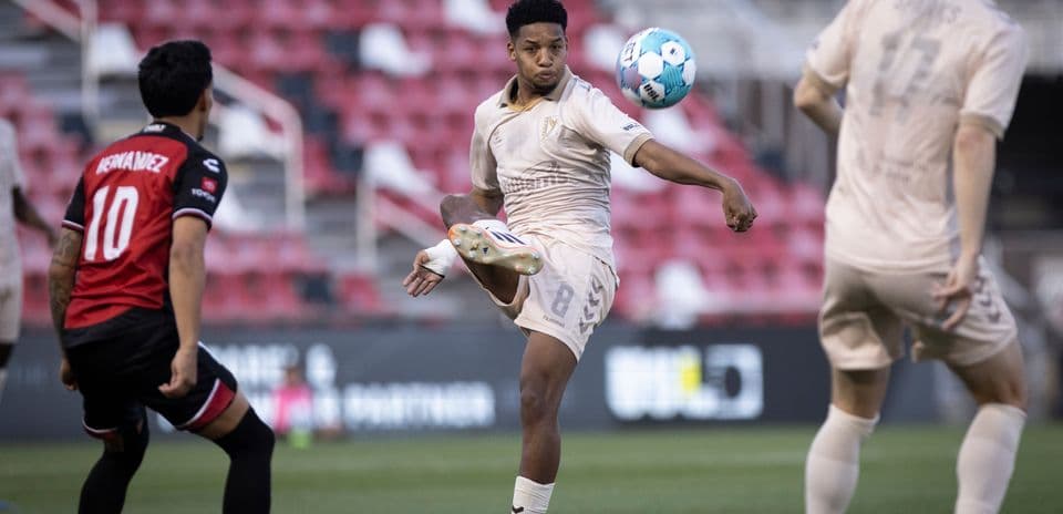 Jugador en acción durante el partido de fútbol