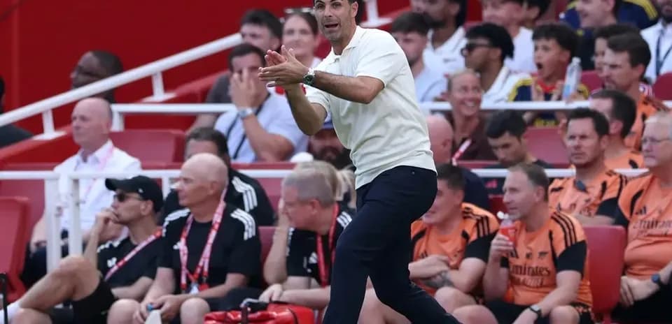 Entrenador dirigiendo a su equipo desde la línea lateral