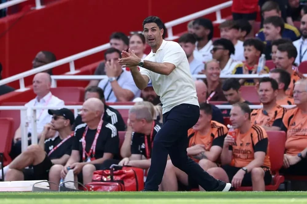 Entrenador dirigiendo a su equipo desde la línea lateral