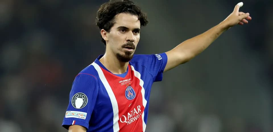 Jugador de PSG señalando durante el partido