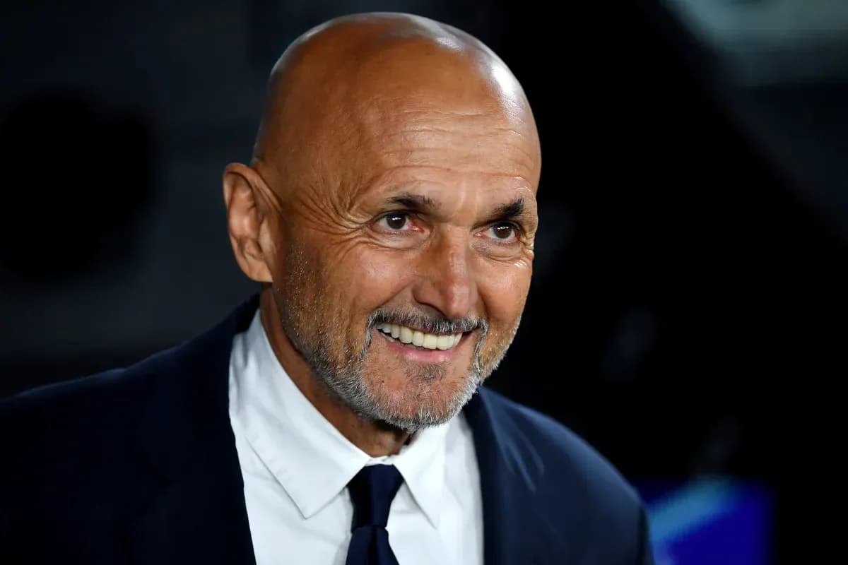 Entrenador sonriendo durante evento deportivo