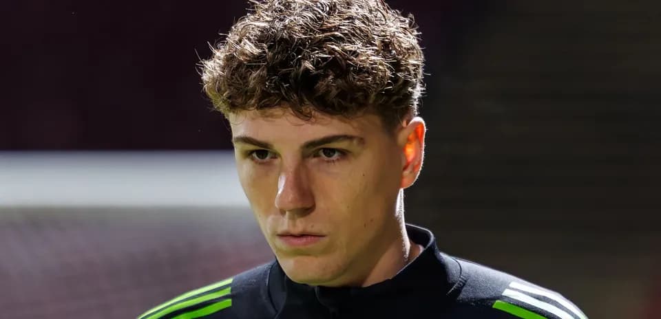 Jugador de fútbol con cabello rizado en uniforme
