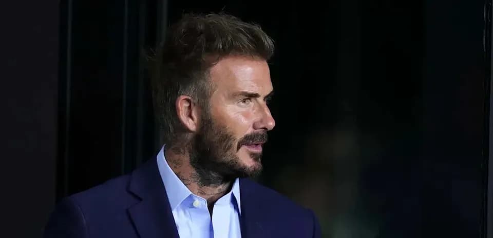 Hombre con traje hablando en un evento