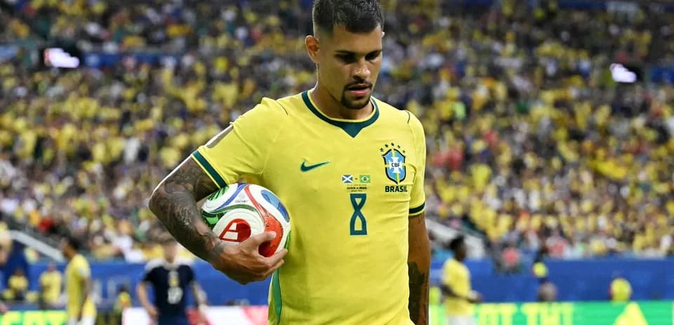 Jugador brasileño sosteniendo un balón en el campo
