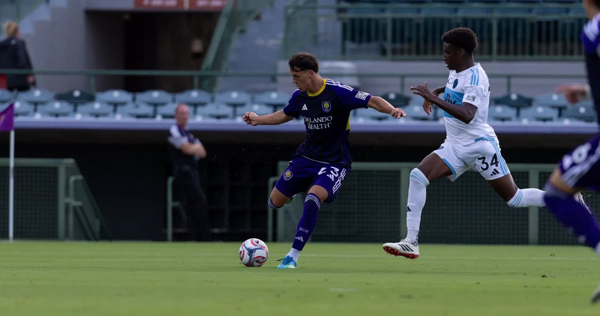 Jugador de Orlando City II driblando a oponente