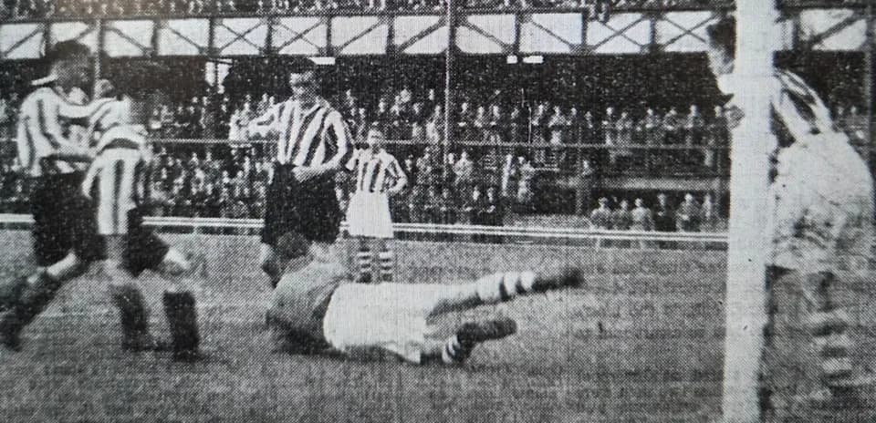 Jugador caído en el campo durante un partido