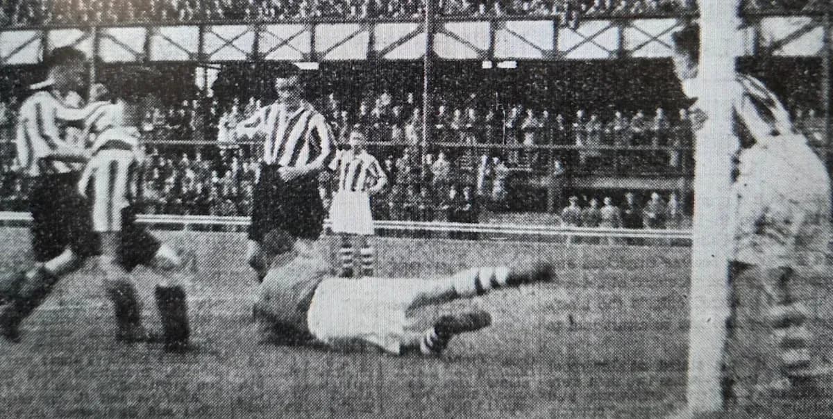 Jugador caído en el campo durante un partido