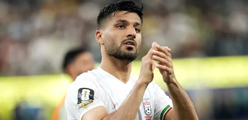 Jugador aplaudiendo en el campo de fútbol