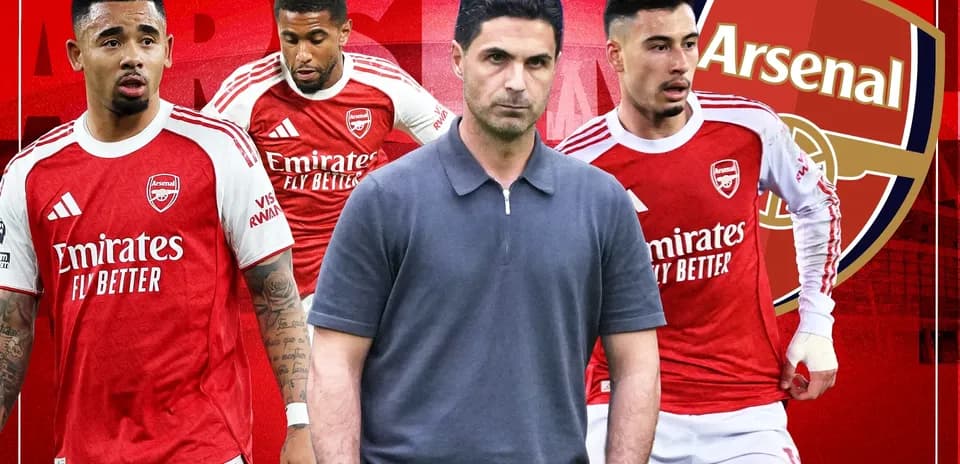 Jugadores de Arsenal y entrenador en fondo rojo