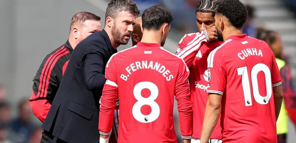 Entrenador y jugadores de Manchester United en charla