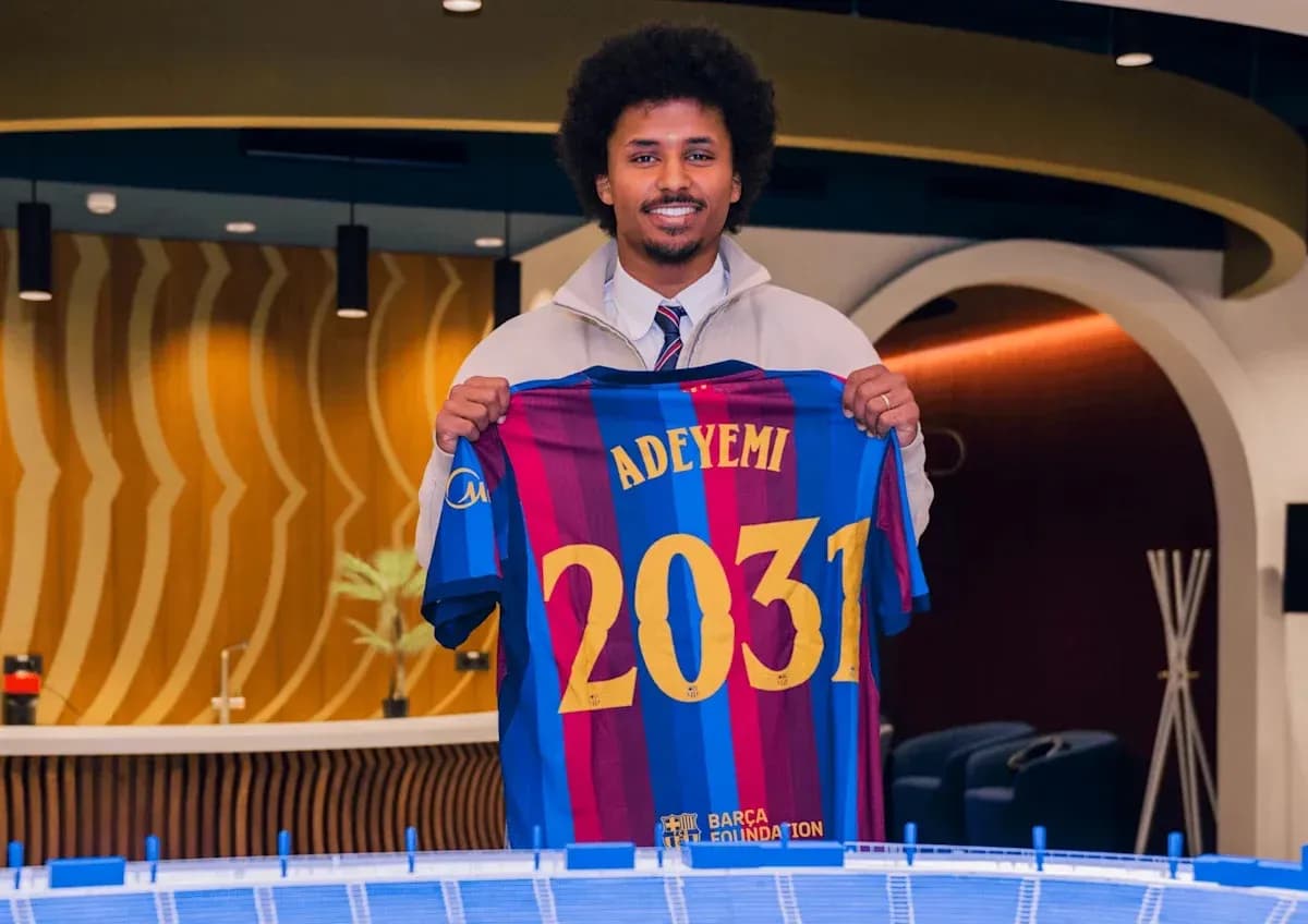 Jugador sostiene camiseta de Barcelona con nombre Adeyemi