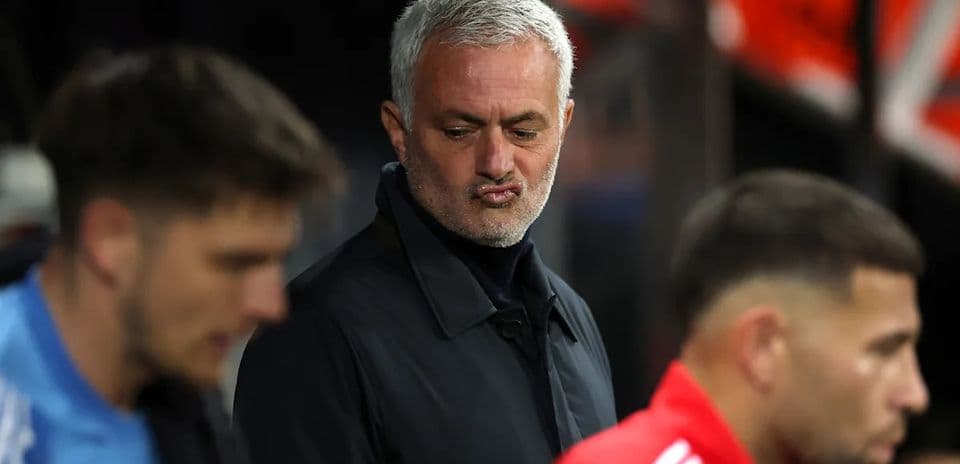 Entrenador observando a jugadores en el banquillo