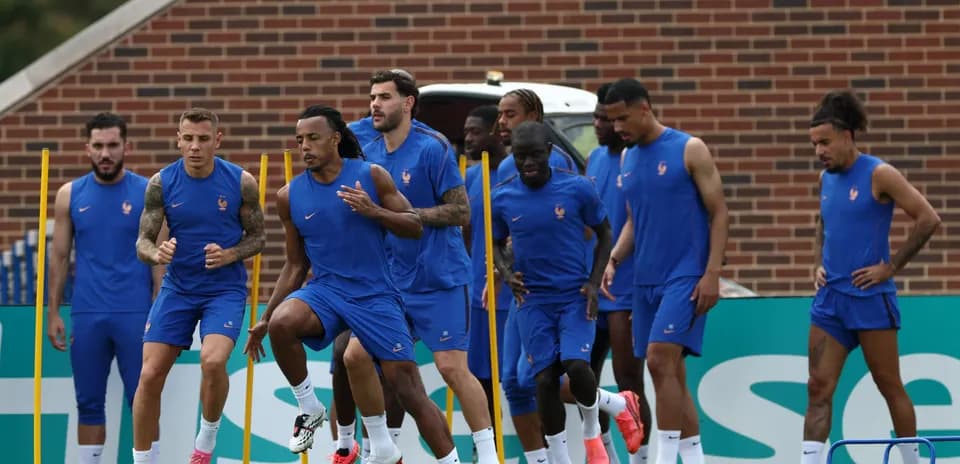 Jugadores de Francia corriendo en sesión de entrenamiento